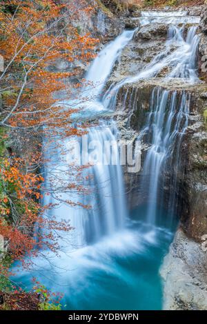 Wasserfall in der Höhle - Cascada de La Cueva, Ordesa Tal, Nationalpark von Ordesa und Monte Perdido, Huesca, Spanien Stockfoto