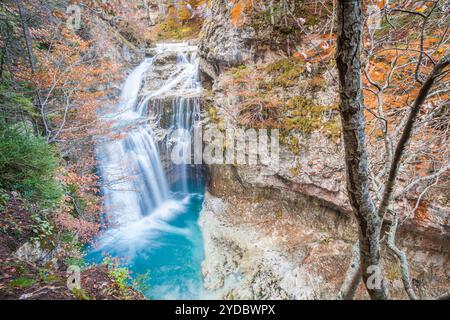 Wasserfall in der Höhle - Cascada de La Cueva, Ordesa Tal, Nationalpark von Ordesa und Monte Perdido, Huesca, Spanien Stockfoto