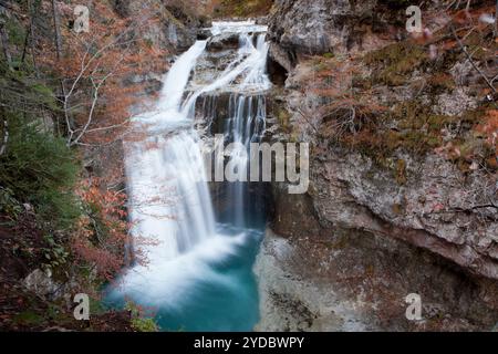 Wasserfall in der Höhle - Cascada de La Cueva, Ordesa Tal, Nationalpark von Ordesa und Monte Perdido, Huesca, Spanien Stockfoto