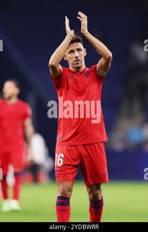 Jesus Navas vom Sevilla FC feiert mit den Fans nach dem Sieg der Mannschaft&#39;beim spanischen Meisterschaftsspiel La Liga zwischen RCD Espanyol und Sevilla FC am 25. Oktober 2024 im RCDE Stadium in Barcelona, Spanien Stockfoto