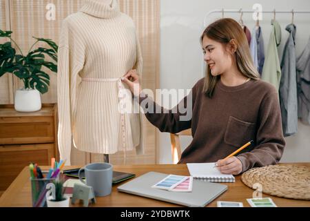 Asiatische Frau Fashion Designer stilvolle Künstlerin oder kreative Designerin, die auf Skizzenbuch mit neuem Projektdesign in Studi zeichnet Stockfoto