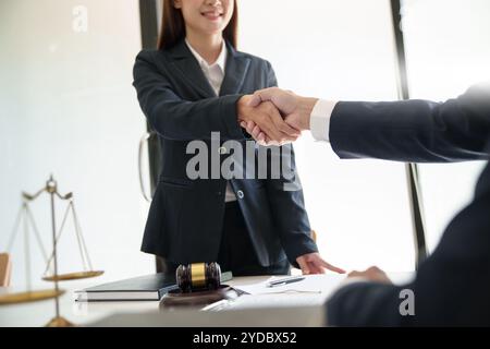 Anwalt, der Hand schüttelt und Kunde unterzeichnet Vertragsvereinbarung. In Anwaltskanzlei. Handshake für Geschäftstreffen. Â Stockfoto