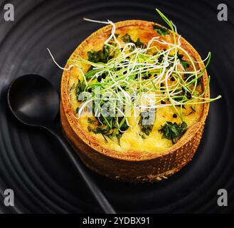 Mini-Quiche mit Kräutern auf Teller Stockfoto