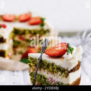 Grüner Pistazienkuchen mit Erdbeeren-Großaufnahme Stockfoto