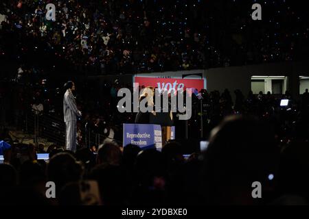 Houston, Texas, USA. Oktober 2024. Musikkünstler Beyonce auf der Bühne einer Kampagne für die Vizepräsidentin der Demokratischen Partei Kamala Harris in Houston (Foto: © Carlos Escalona/ZUMA Press Wire) NUR REDAKTIONELLE VERWENDUNG! Nicht für kommerzielle ZWECKE! Stockfoto