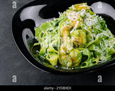 Köstliches Abendessen mit Pasta Tagliatelle aus Spinat mit Garnelen Stockfoto