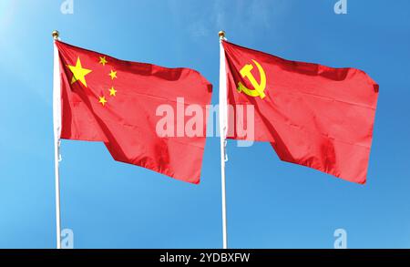 Chinesische Flagge mit Flagge der Kommunistischen Partei Chinas am bewölkten Himmel. Fliegen in den Himmel Stockfoto