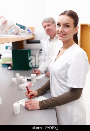 Apotheker, Porträt und Team für Medizin, Pillen und Vorräte in Drogerien, Apotheken oder Dienstleistungen. Arzt, Mann und Frau in der Apotheke mit Stockfoto