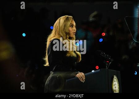 Houston, Texas, USA. Oktober 2024. Musikkünstler Beyonce auf der Bühne einer Kampagne für die Vizepräsidentin der Demokratischen Partei Kamala Harris in Houston (Foto: © Carlos Escalona/ZUMA Press Wire) NUR REDAKTIONELLE VERWENDUNG! Nicht für kommerzielle ZWECKE! Stockfoto