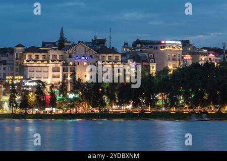 Dies ist ein abendlicher Blick auf den berühmten Xuan Huong See, ein beliebter See im Stadtzentrum am 30. Mai 2023 in da Lat, Vietnam Stockfoto