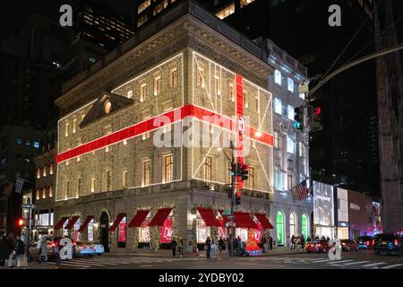 New York City, NY, USA - 1. Dezember 2021: Außenansicht des Cartier Building in NYC, dekoriert als Weihnachtsbox bei Nacht. Stockfoto