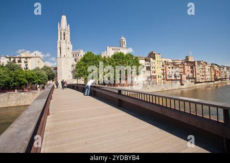 Blick auf die Kirche Sant Feliu und die Kathedrale von der Brücke Sant Feliu, Girona, Spanien Stockfoto