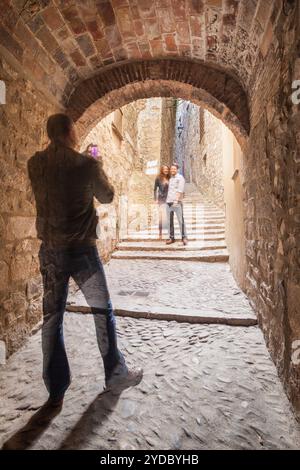 Fotos machen in der Straße Sant Llorenc - Carrer de Sant Llorenc - im jüdischen Viertel El Call, Girona, Spanien Stockfoto