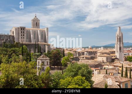 Blick auf die Kathedrale und die Kirche Sant Feliu von den Mauern von Girona, Girona, Spanien Stockfoto