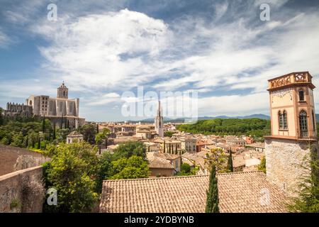 Blick auf die Kathedrale und die Kirche Sant Feliu von den Mauern von Girona, Girona, Spanien Stockfoto