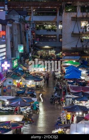 Nächtlicher Blick auf geschäftige Straßenmärkte, ein beliebter Ort im Stadtzentrum am 31. Mai 2023 in da Lat, Vietnam Stockfoto