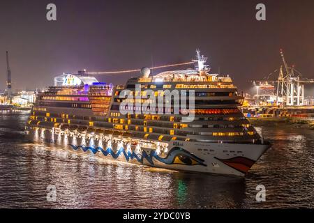 Kreuzfahrtschiff AIDAsol: Abfahrt vom Kreuzfahrthafen Hamburgs Altona, auf dem Weg zu einer Weltkreuzfahrt mit 117 Übernachtungen Stockfoto