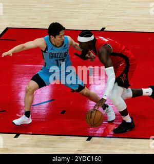 Houston, USA. Oktober 2024. Kawamura Yuki (L) von Memphis Grizzlies verteidigt sich während des regulären NBA-Saisonspiels 2024-2025 zwischen Houston Rockets und Memphis Grizzlies in Houston, Texas, USA, am 25. Oktober 2024. Quelle: Chen Chen/Xinhua/Alamy Live News Stockfoto