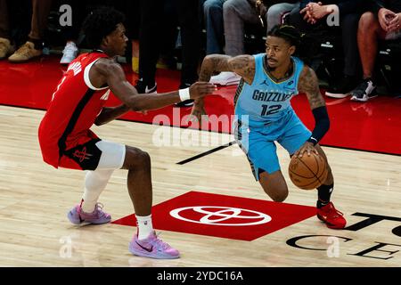 Houston, USA. Oktober 2024. Ja Morant (R) von Memphis Grizzlies dribbelt während des regulären NBA-Saisonspiels 2024-2025 zwischen Houston Rockets und Memphis Grizzlies am 25. Oktober 2024 in Houston, Texas, USA. Quelle: Chen Chen/Xinhua/Alamy Live News Stockfoto