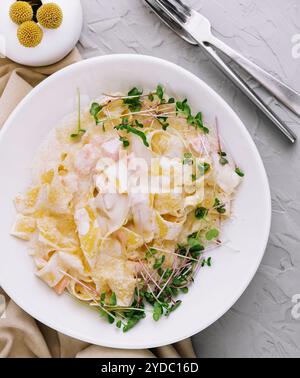 Tagliatelle Nudeln mit Lachs mit Parmesan in Sahnesauce Stockfoto