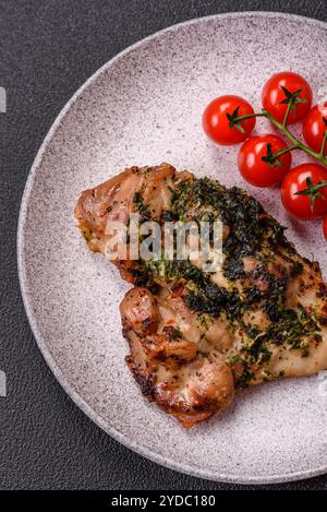 Gegrillter Hähnchenschenkel ohne Knochen mit Salz, Gewürzen und Kräutern Stockfoto