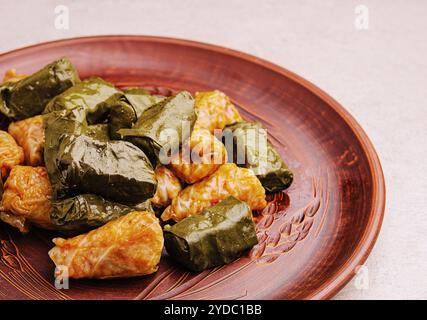 Dolma Kohl rollt Traubenblätter und füllt sie aus nächster Nähe Stockfoto