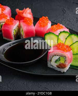 Sushi-Rolle Maguro mit Thunfisch und rotem Kaviar Stockfoto