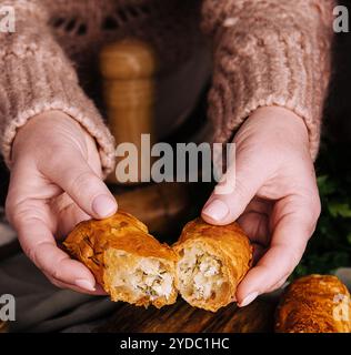 Frau, die Vertuta oder Placinta mit Hüttenkäse kocht Stockfoto