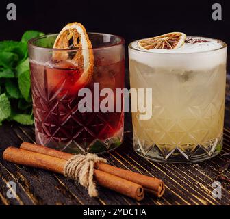 Verschiedene alkoholische Cocktails mit altmodischen Gläsern Stockfoto