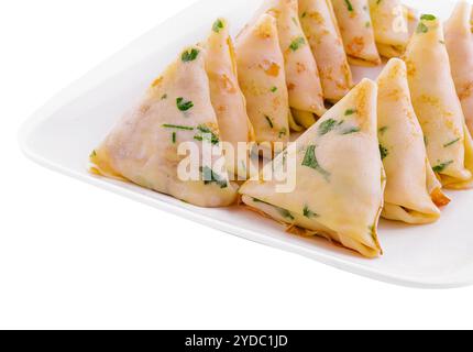 Dreieckige Pfannkuchen mit Fleisch auf Teller Stockfoto