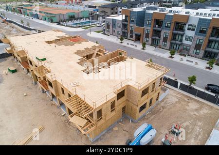 Blick aus der Vogelperspektive auf den Neubau des Appartements im Stadtgebiet Stockfoto