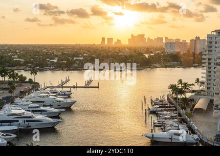 Luxusyacht, die auf einem Kanal geparkt ist, während die Sonne in Fort Lauderdale untergeht. Hafen von Fort Lauderdale mit Sonnenuntergang am Yachthafen Ar Stockfoto