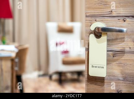 Bitte nicht stören Sie Schild hängen auf offene Tür in einem hotel Stockfoto