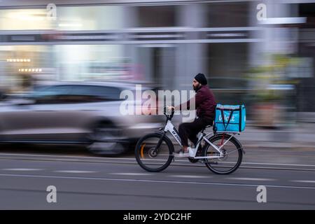 Fahrer des Essensliederdienstes WOLT unterwegs in Berlin. / Fahrer des WOLT Food Delivery Service auf der Straße in Berlin. Lieferservice *** Fahrer des WOLT Food Delivery Service auf der Straße in Berlin Fahrer des WOLT Food Delivery Service auf der Straße in Berlin Delivery Service sp202410251110.jpg Stockfoto