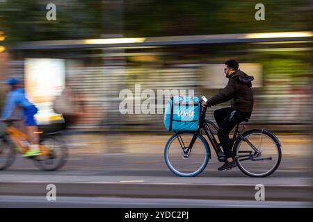 Fahrer des Essensliederdienstes WOLT unterwegs in Berlin. / Fahrer des WOLT Food Delivery Service auf der Straße in Berlin. Lieferservice *** Fahrer des WOLT Food Delivery Service auf der Straße in Berlin Fahrer des WOLT Food Delivery Service auf der Straße in Berlin Delivery Service sp202410251160.jpg Stockfoto