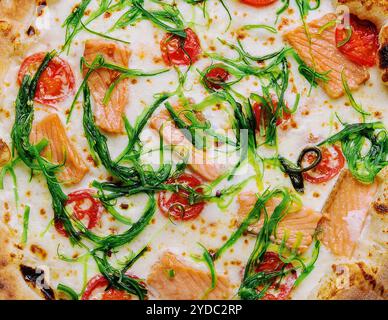 Köstliche Gourmet-Pizza mit Lachs und Algen Stockfoto