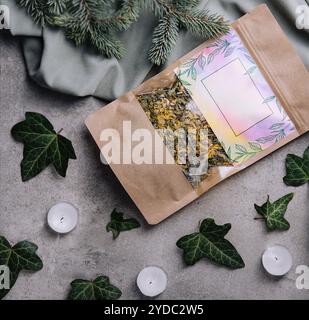 Getrocknete und frische Teeblätter mit Buch Stockfoto