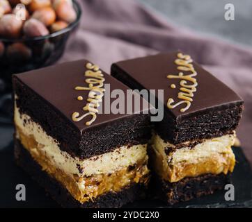 Flauschige Snickers Kuchen auf Steinbrett Stockfoto