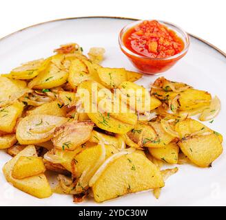 Gebratene Kartoffeln mit Zwiebeln mit Petersilie und Sauce Stockfoto