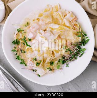 Tagliatelle Nudeln mit Lachs mit Parmesan in Sahnesauce Stockfoto