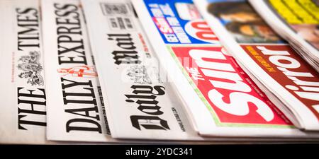 Internationale Zeitungen – aktuelle Ausgaben britischer Nachrichtentitel für aktuelle Nachrichten aus der Welt und aus Großbritannien. Abgebildet – The Times, Daily Express, Daily Mail, Stockfoto