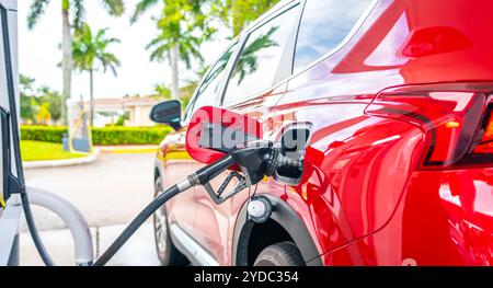 Tankstellen für Autos. Kraftstoffpumpe mit Benzin. Service ist das Befüllen von Gas oder Diesel in den Tank Stockfoto