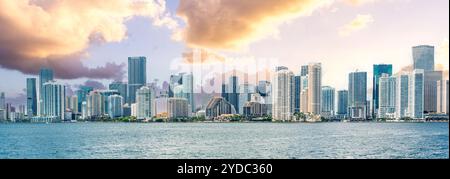 Skyline von Miami Downtown bei Sonnenuntergang mit Biscayne Bay Stockfoto