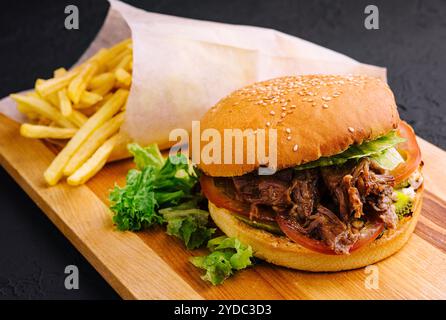 Pulled Pork Burger mit Pommes frites Stockfoto