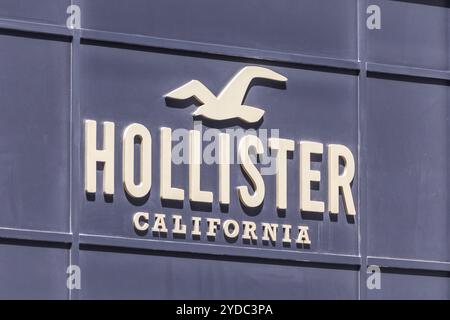 NEW YORK, USA - 15. Mai, 2019: Das Logo der Kleidung Marke Hollister Kalifornien in New York Stockfoto