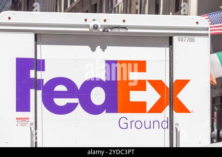 NEW YORK, USA - 15. MAI 2019: FedEx Express Truck in Midtown Manhattan. FedEx ist einer der führenden Anbieter von Paketzustellungsdiensten Stockfoto