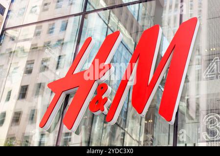 NEW YORK – CA. MÄRZ 2016: Nahaufnahme des H- und M-Logos. H and M Hennes and Mauritz ab ist ein schwedischer multinationaler Einzelhandelskonzern Stockfoto