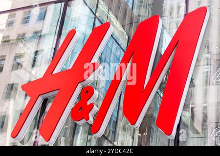 NEW YORK – CA. MÄRZ 2016: Nahaufnahme des H- und M-Logos. H and M Hennes and Mauritz ab ist ein schwedischer multinationaler Einzelhandelskonzern Stockfoto