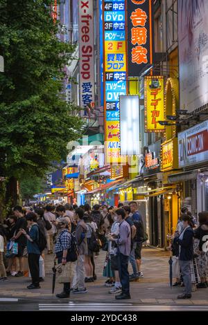 Dies ist ein abendlicher Blick auf das Einkaufsviertel Akihabara, ein Gebiet, das am 11. Juni 2023 in Tokio, Japan, für seine Vielfalt an Elektronikgeschäften bekannt ist Stockfoto