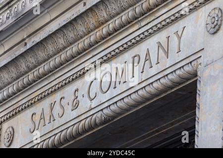 NEW YORK, USA - 15. MAI 2019: Saks Fifth Avenue an der fünften Aveneue in New York, USA, amerikanische Kette von luxuriösen Kaufhäuser Stockfoto